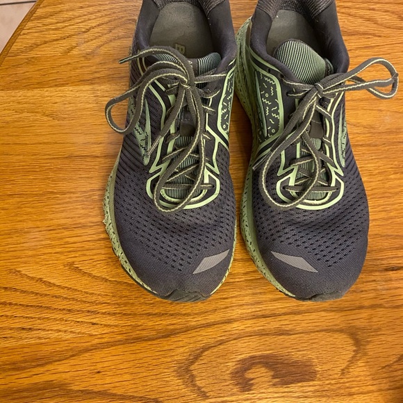 Brooks Adrenaline 20 shoes! EXCELLENT CONDITION - Picture 2 of 4